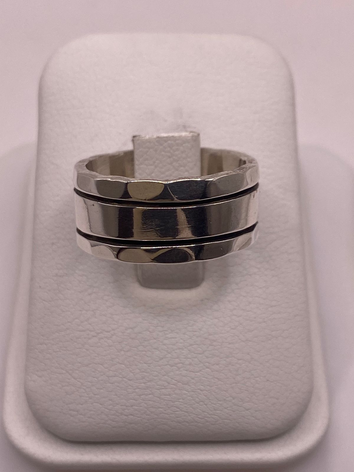 Anillo de Plata 925 con Banda Central Lisa y Bordes Facetados