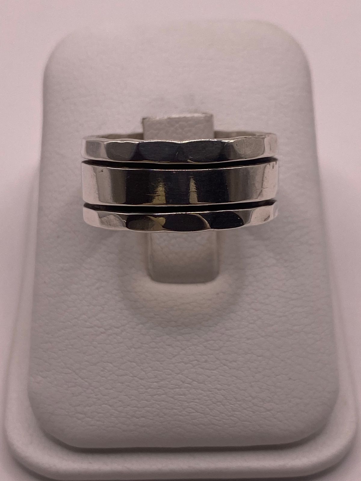 Anillo de Plata 925 con Banda Central Lisa y Bordes Facetados