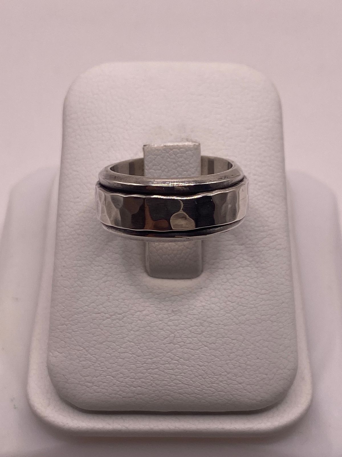 Anillo de Plata 925 con Banda Central Martillada y Bordes Pulidos