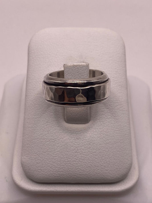 Anillo de Plata 925  con Banda Central Martillada y Bordes Pulidos