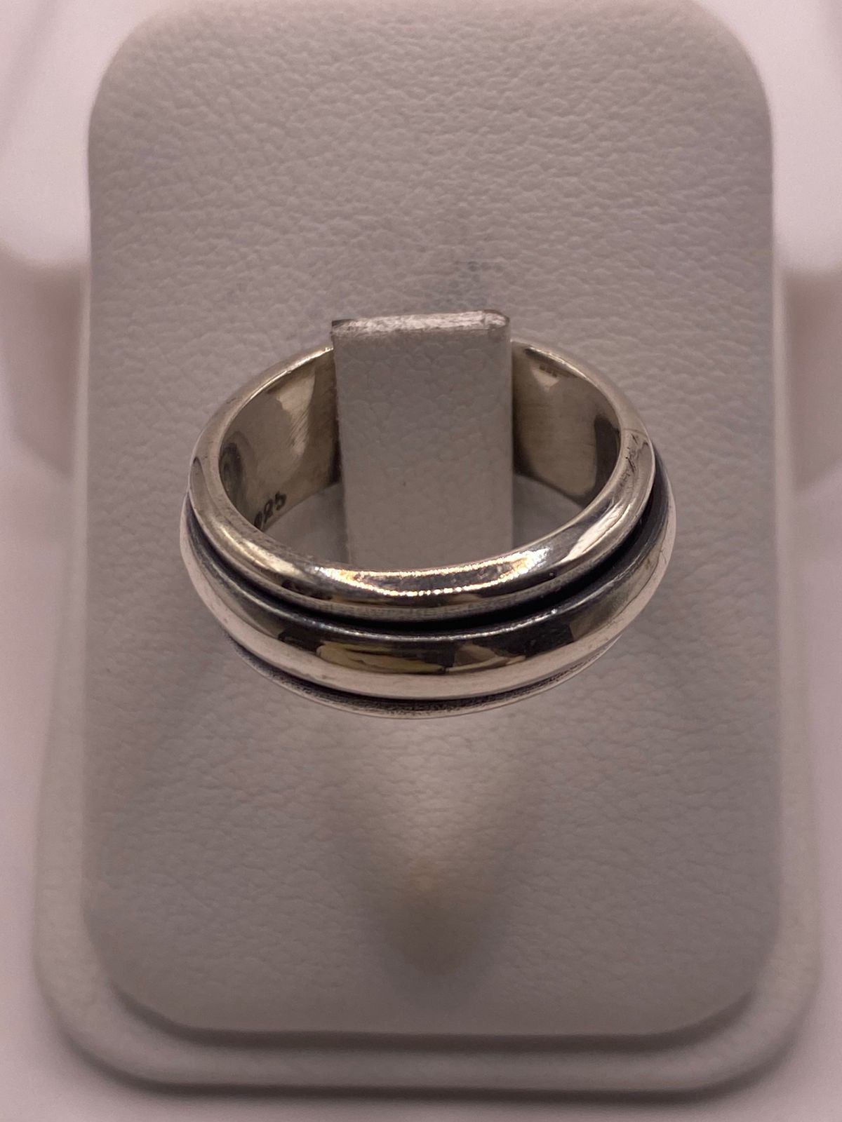Anillo de Plata 925 con Banda Central en Contraste