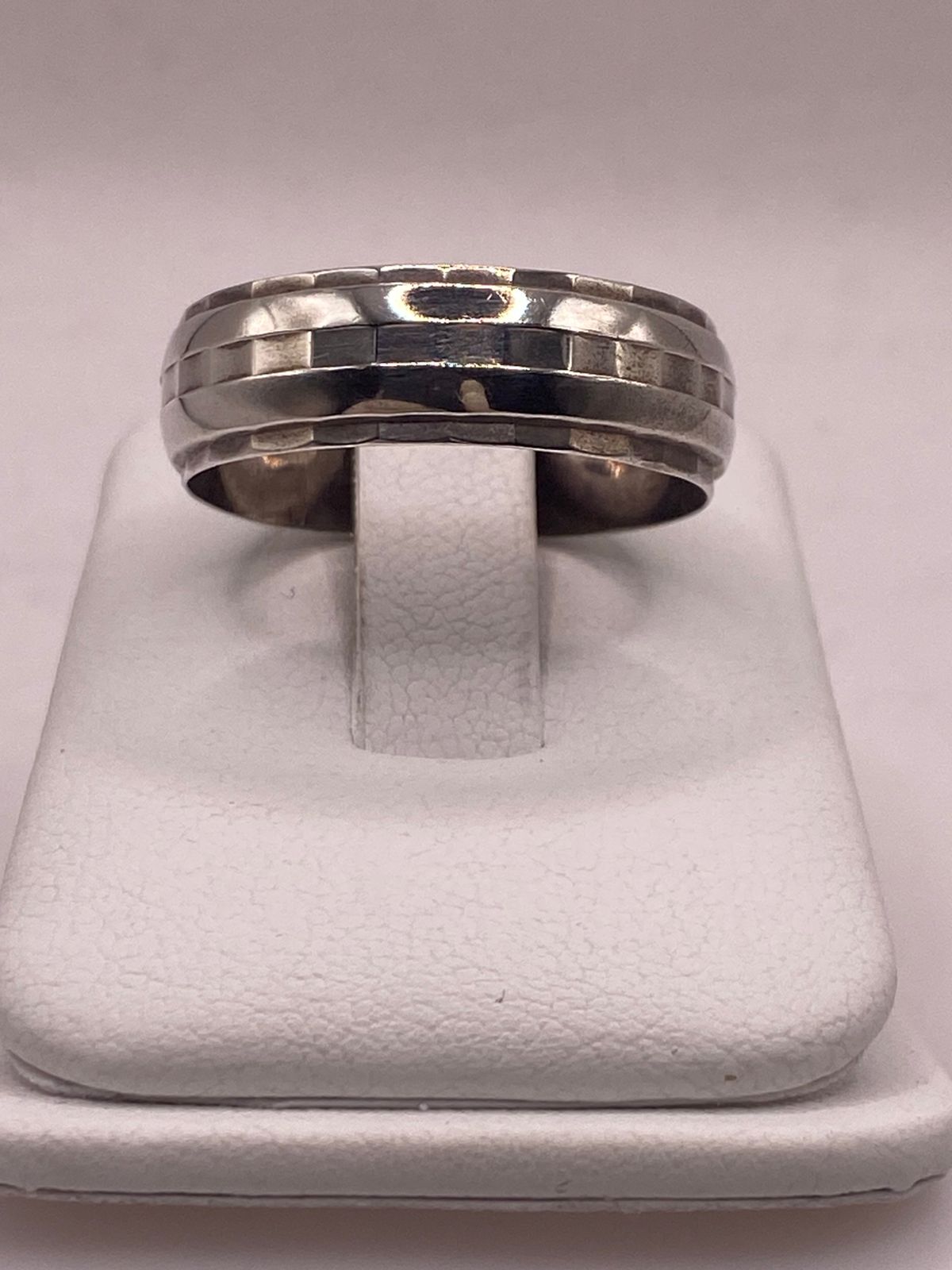 Anillo de Plata 925  con Banda Geométrica Facetada y Acabado Pulido