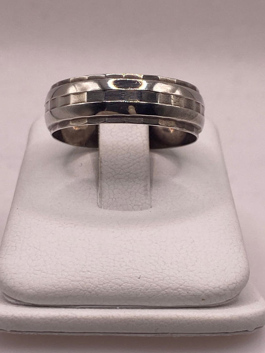 Anillo de Plata 925  con Banda Geométrica Facetada y Acabado Pulido