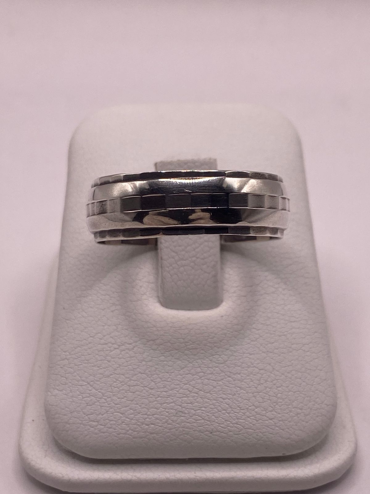 Anillo de Plata 925  con Banda Geométrica Facetada y Acabado Pulido