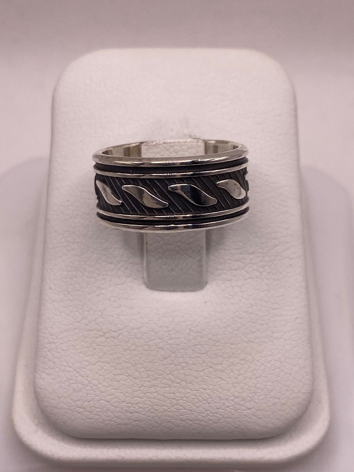 Anillo de Plata 925  con Banda Texturizada y Detalles Grabados