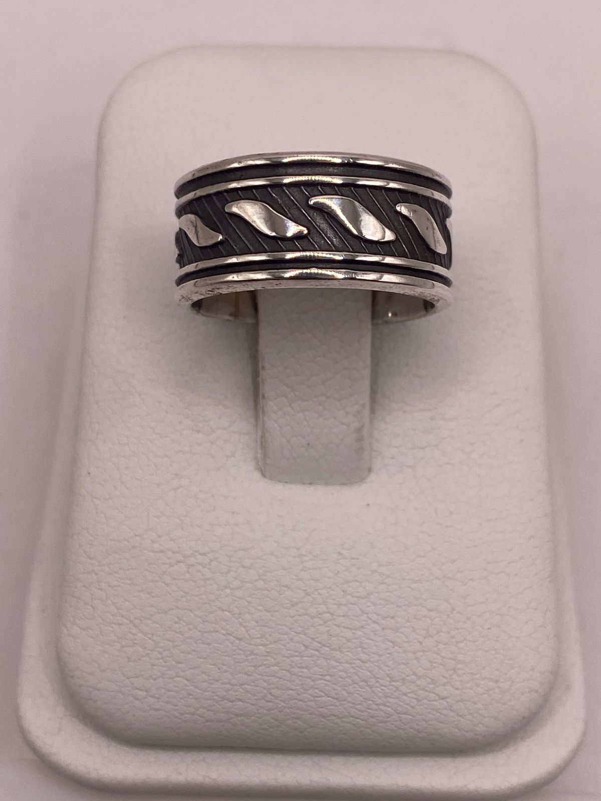 Anillo de Plata 925  con Banda Texturizada y Detalles Grabados
