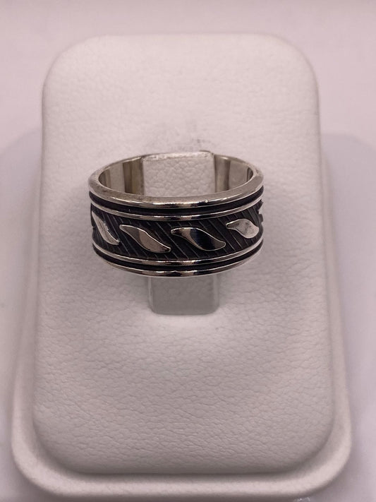 Anillo de Plata 925  con Banda Texturizada y Detalles Grabados