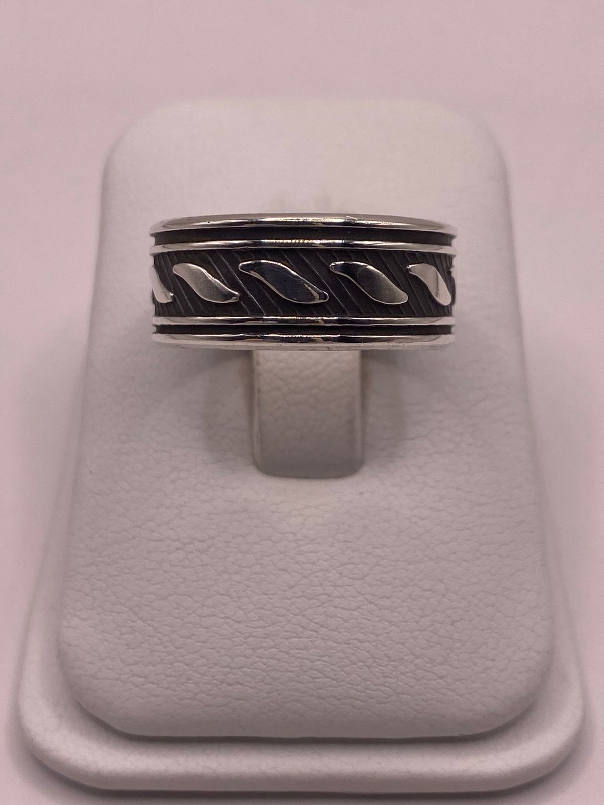 Anillo de Plata 925  con Banda Texturizada y Detalles de Hojas Pulidas