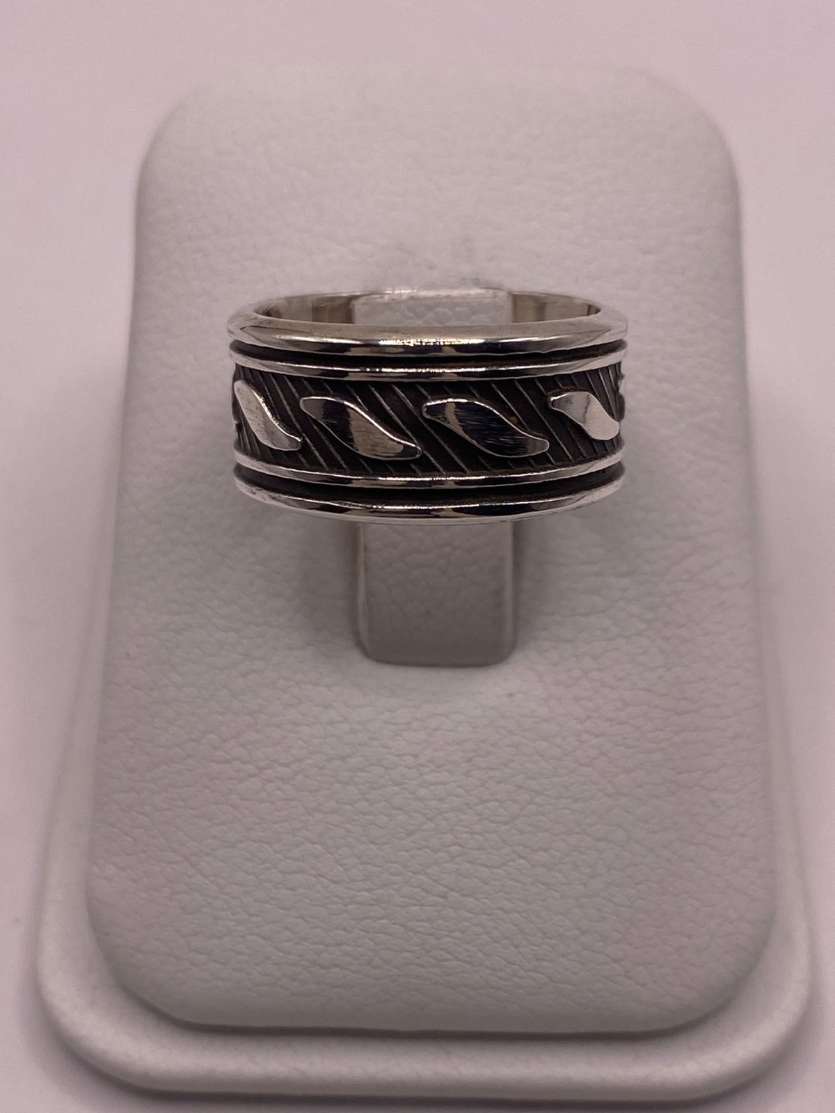 Anillo de Plata 925  con Banda Texturizada y Motivos Grabados