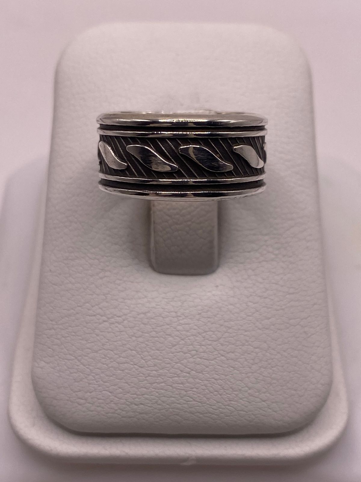 Anillo de Plata 925  con Banda Texturizada y Motivos Grabados