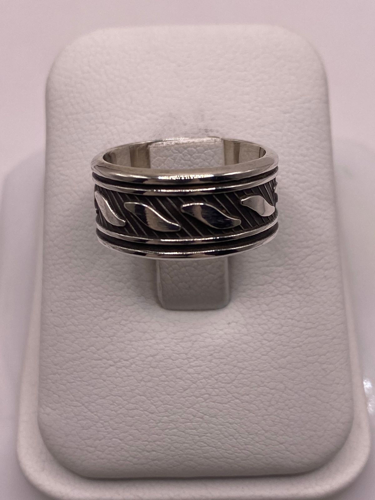 Anillo de Plata 925  con Banda Texturizada y Motivos Grabados