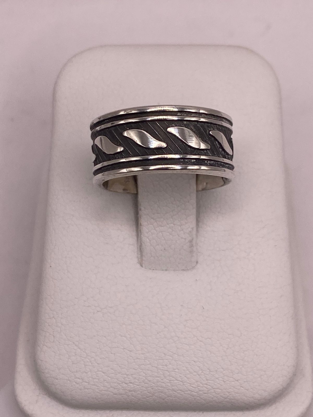 Anillo de Plata 925  con Banda Texturizada y Motivos de Hoja Pulidos
