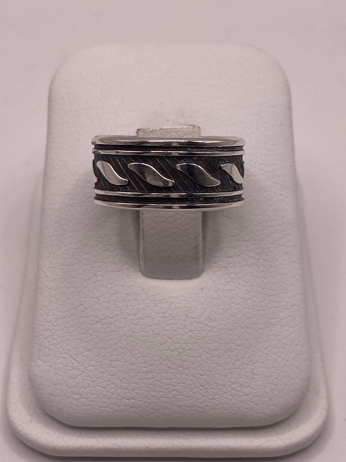 Anillo de Plata 925  con Banda Texturizada y Motivos de Hoja Pulidos