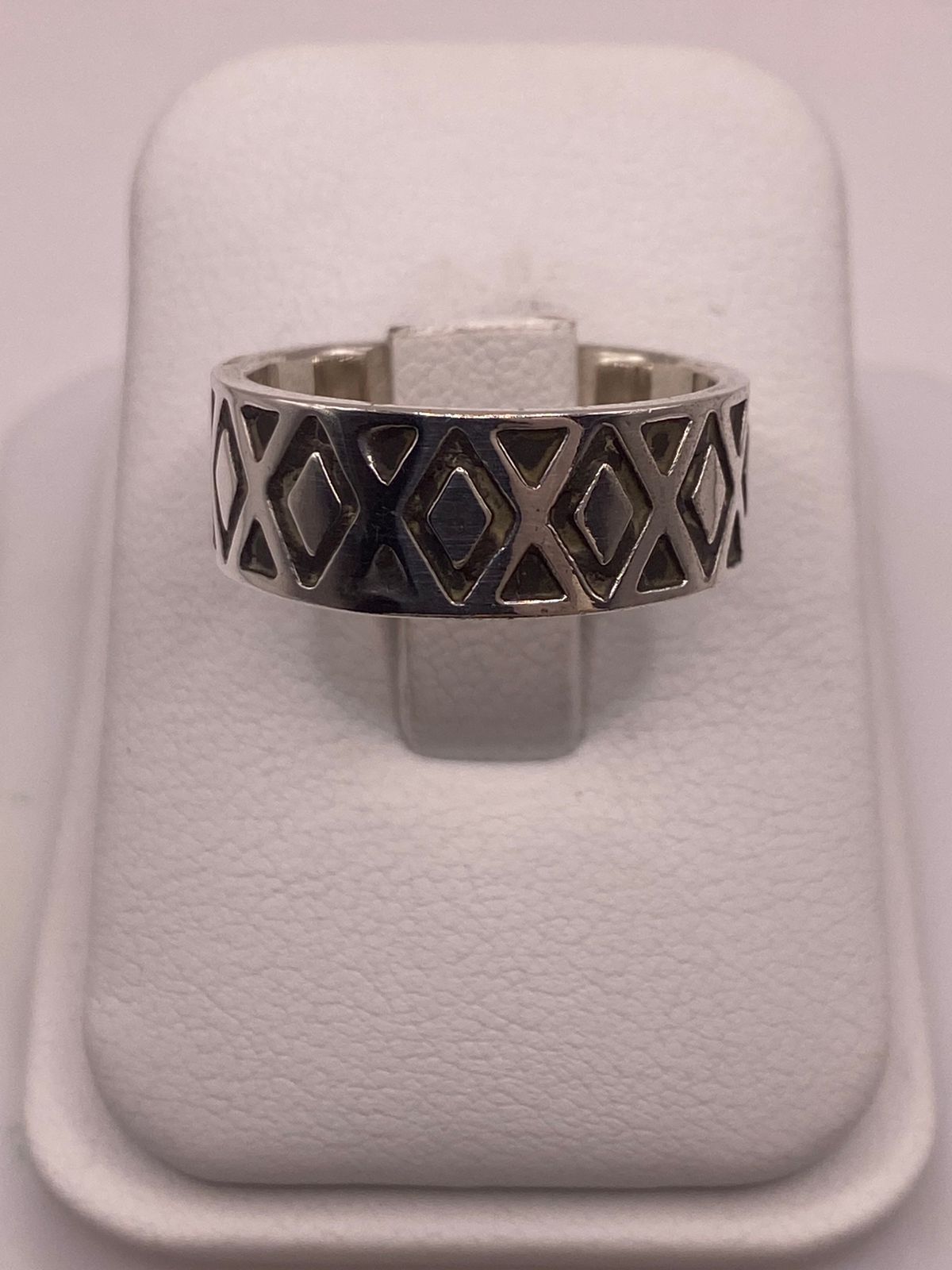 Anillo de Plata 925 con Calados Geométricos en Forma de Diamante