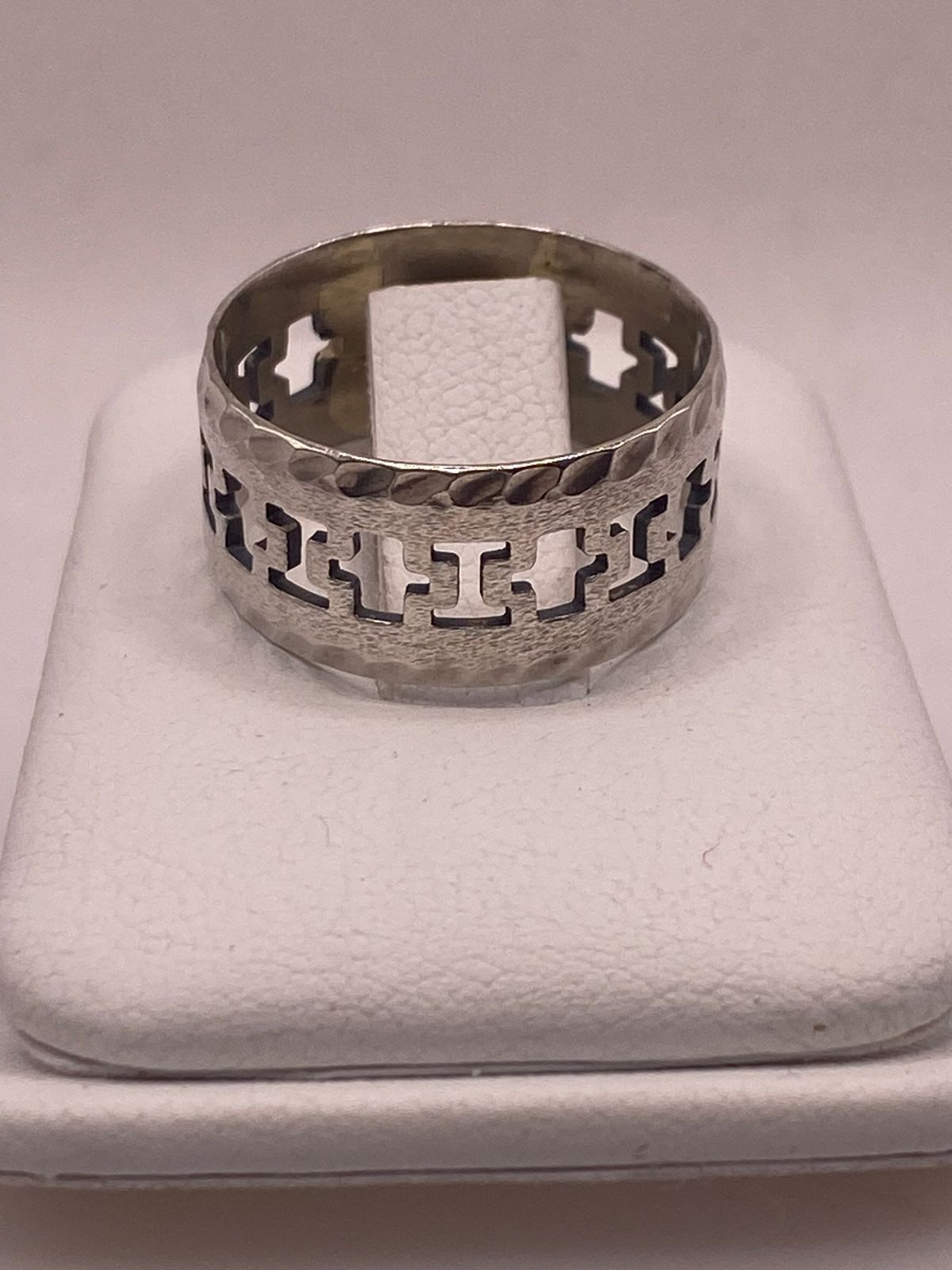 Anillo de Plata 925 con Calados en Forma de Cruz y Textura Martillada