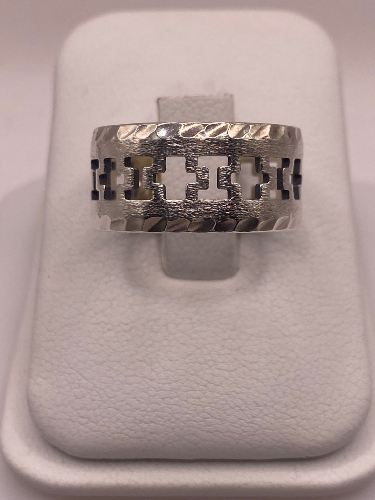 Anillo de Plata 925 con Calados en Forma de Cruz y Textura Martillada
