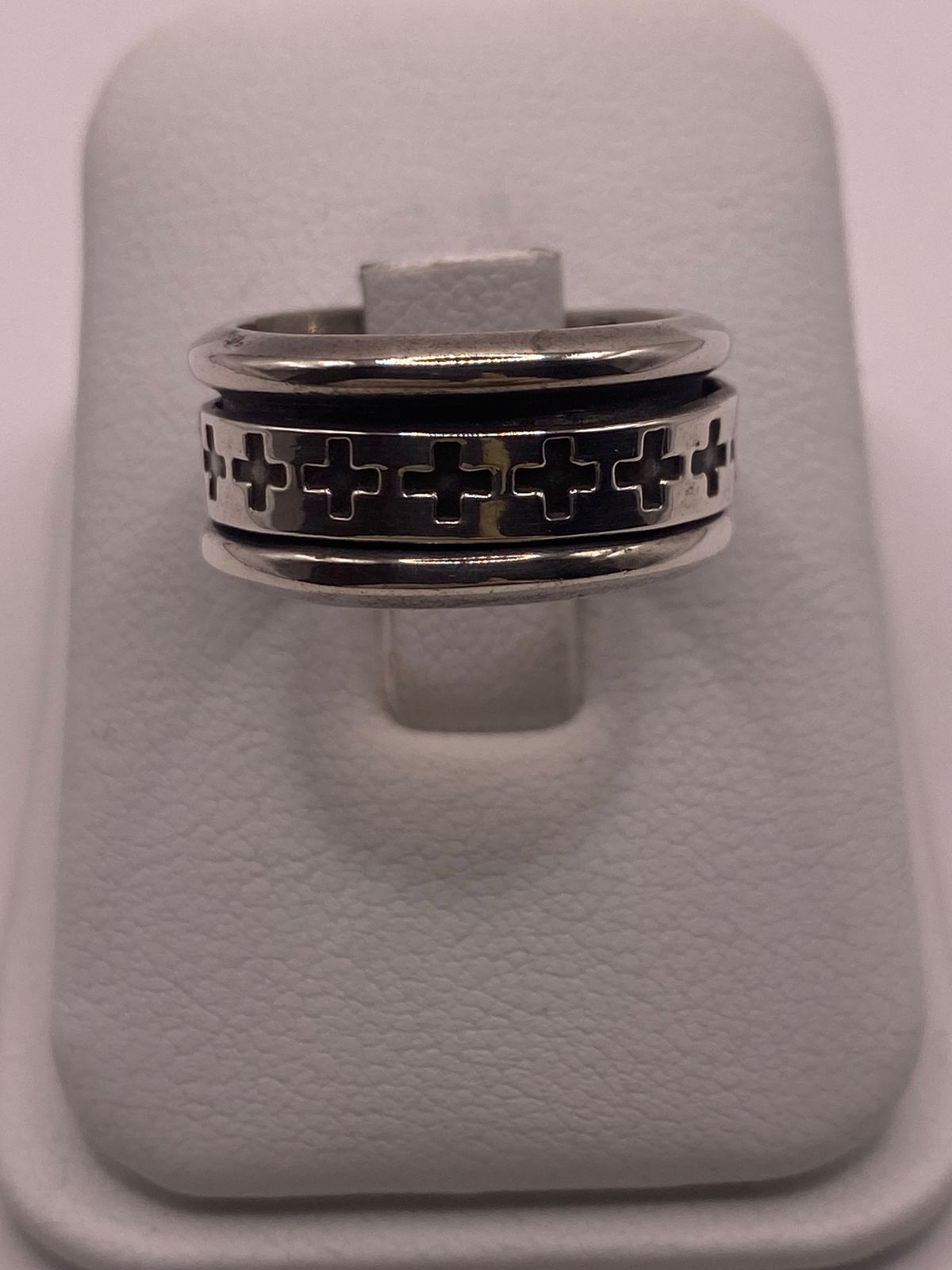Anillo de Plata 925 con Cruces Caladas y Acabado Oxidado