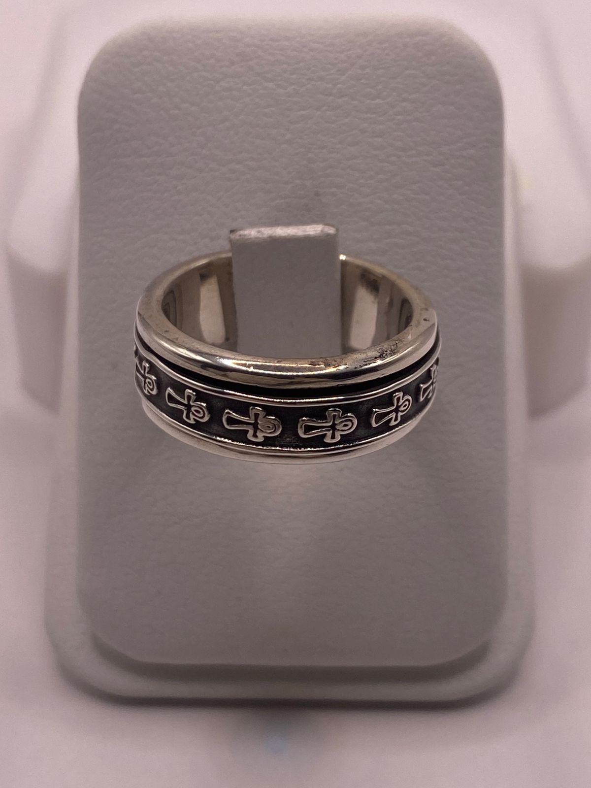 Anillo de Plata 925 con Cruces Grabadas y Acabado Oxidado