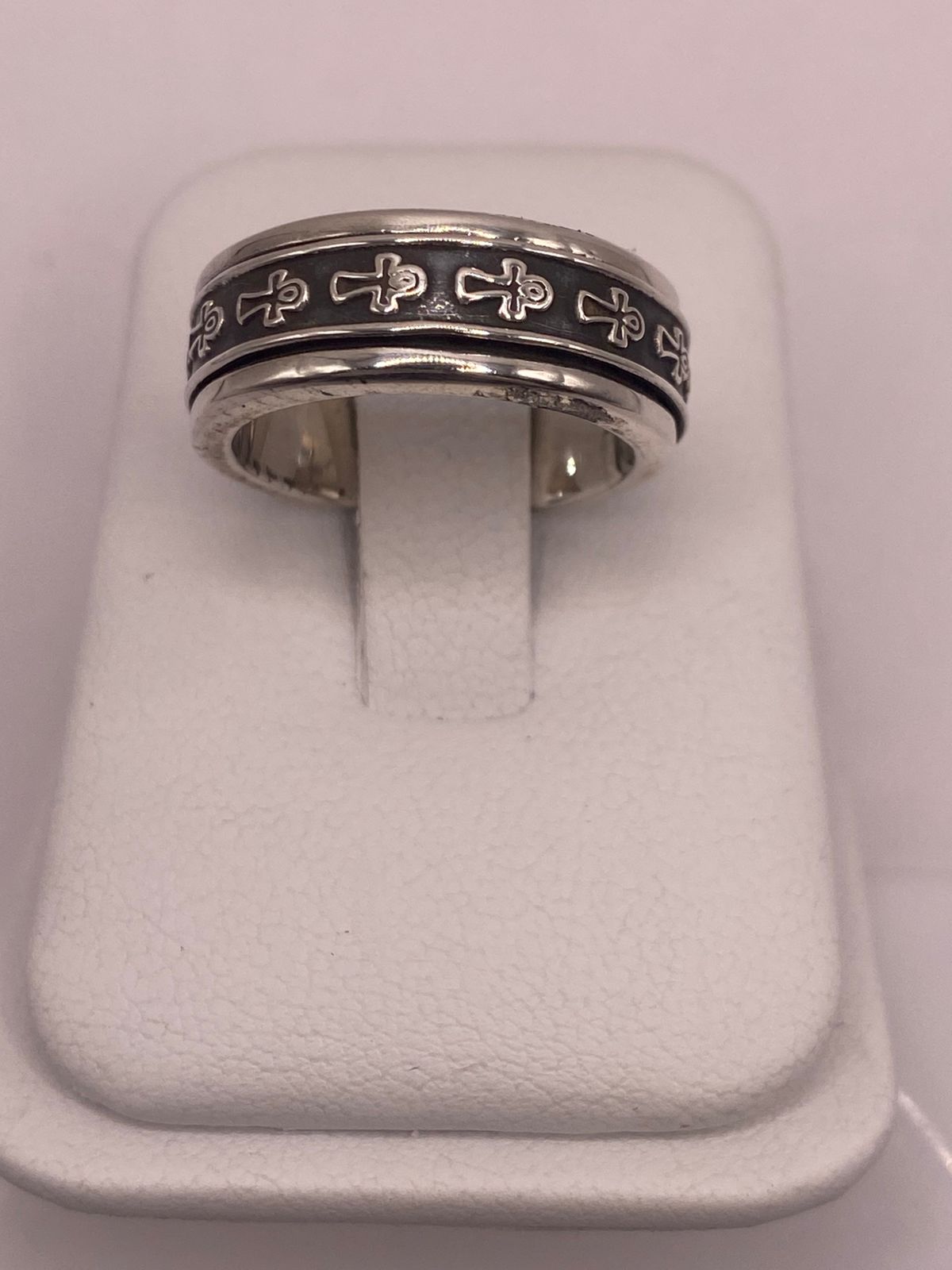 Anillo de Plata 925 con Cruces Grabadas y Acabado Oxidado
