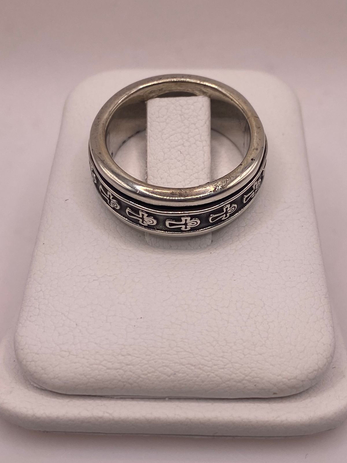 Anillo de Plata 925 con Cruces Grabadas y Acabado Oxidado