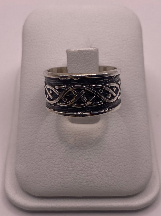 Anillo de Plata 925  con Diseño Entrelazado y Estilo Artesanal