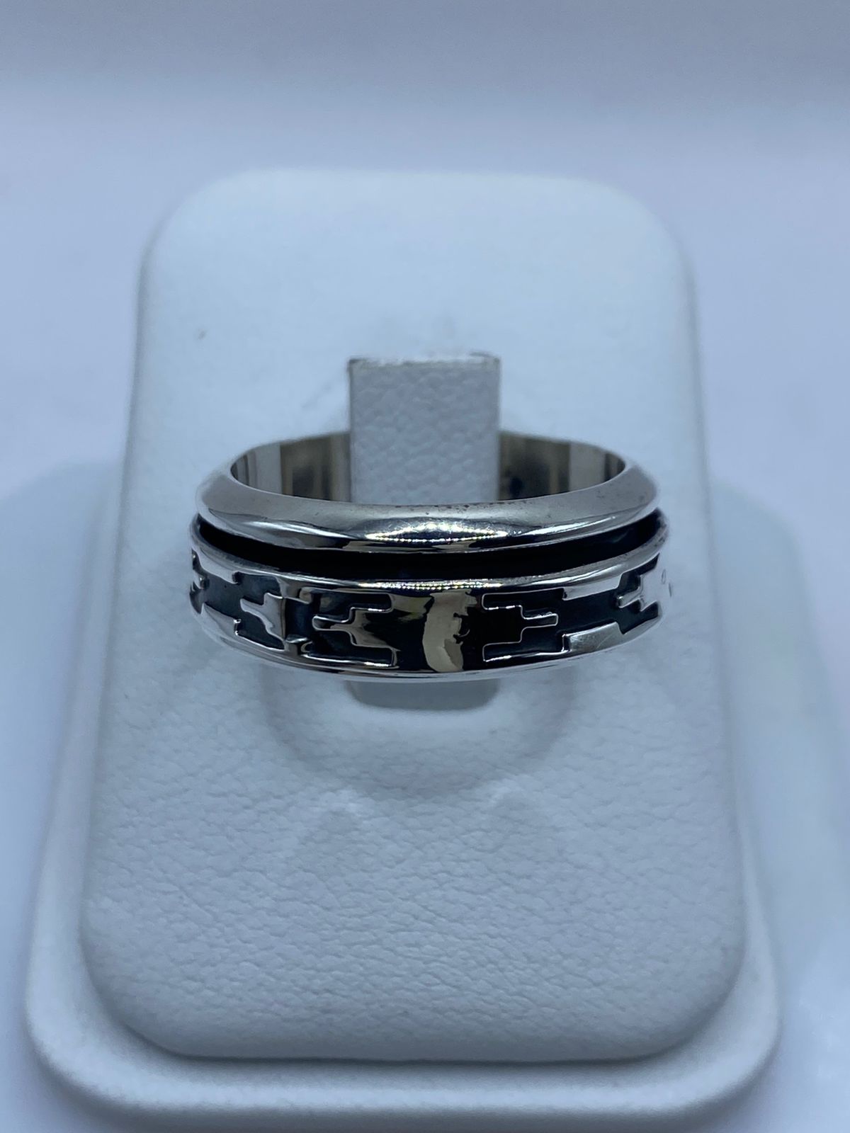 💍 Anillo de Plata 925 con Diseño Geométrico en Relieve — vista lateral