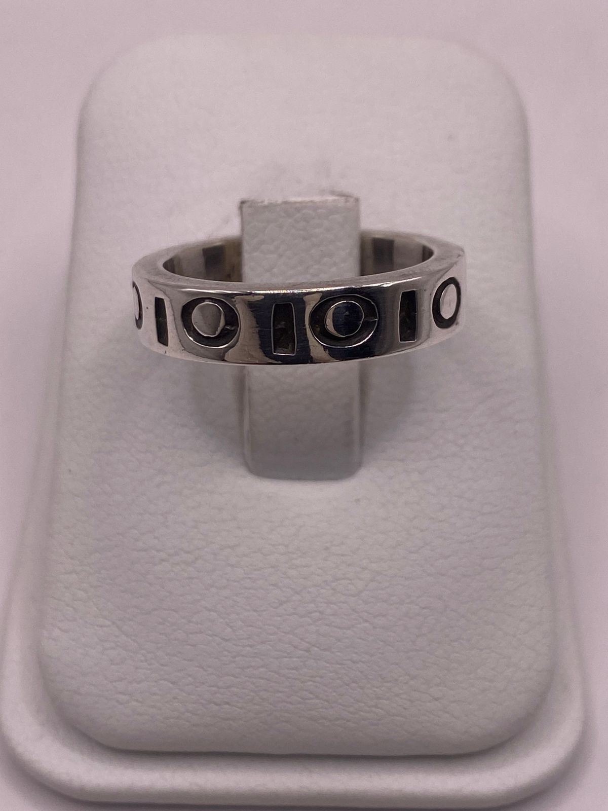 Anillo de Plata 925  con Diseño Geométrico y Detalles Circulares