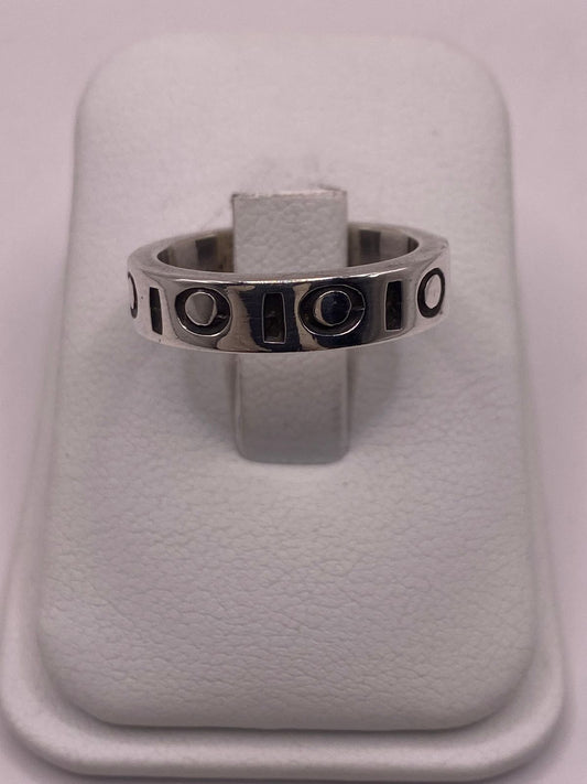 Anillo de Plata 925  con Diseño Geométrico y Detalles Circulares