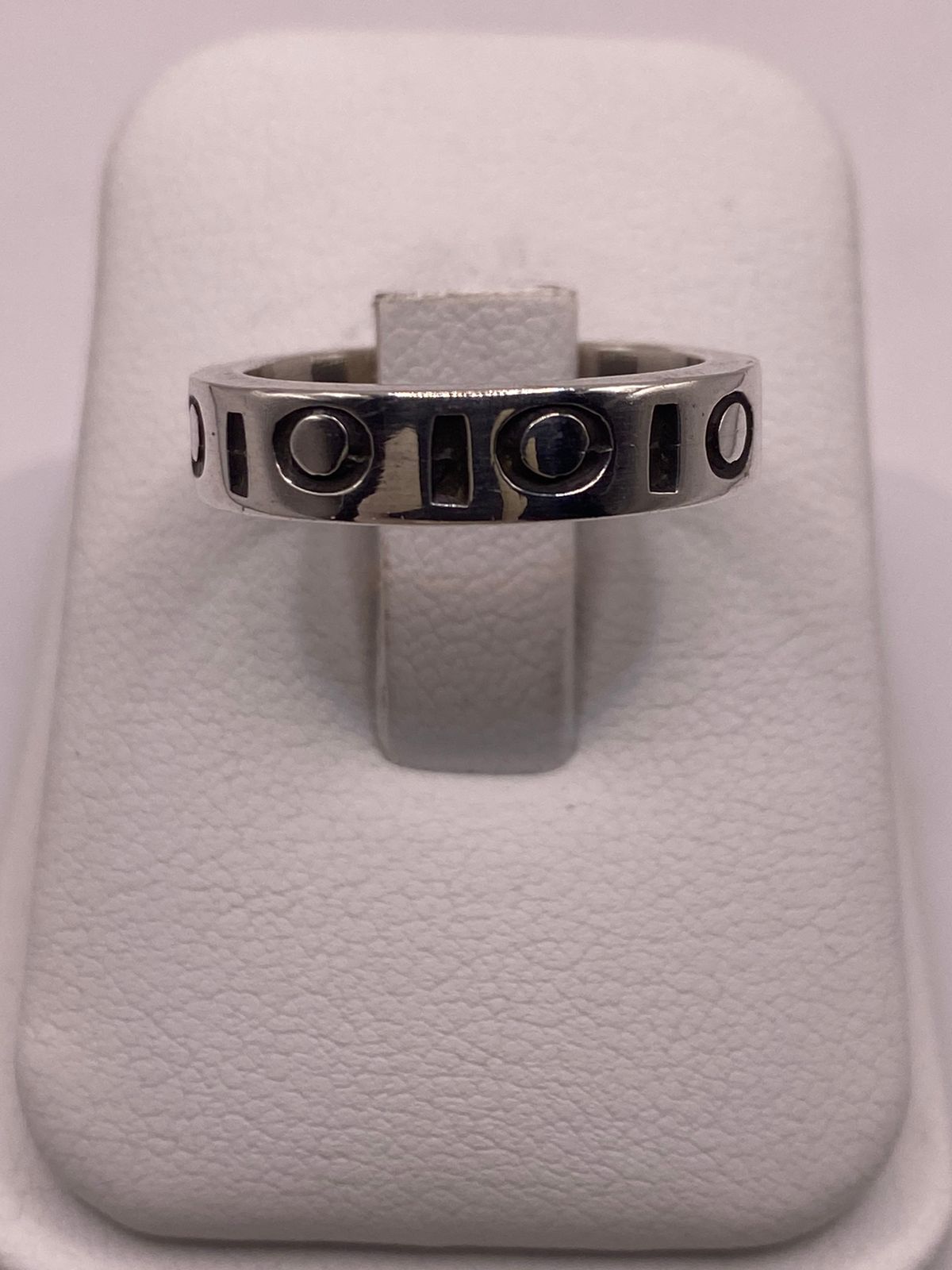 Anillo de Plata 925  con Diseño Geométrico y Detalles Circulares