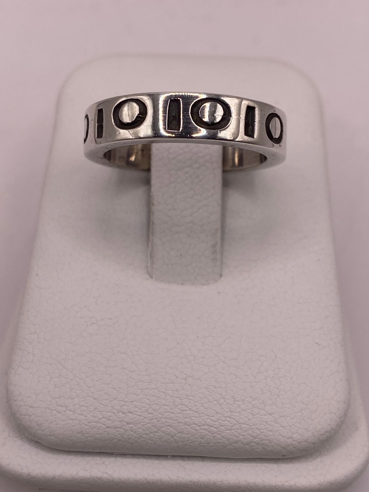 Anillo de Plata 925  con Diseño Geométrico y Detalles Circulares