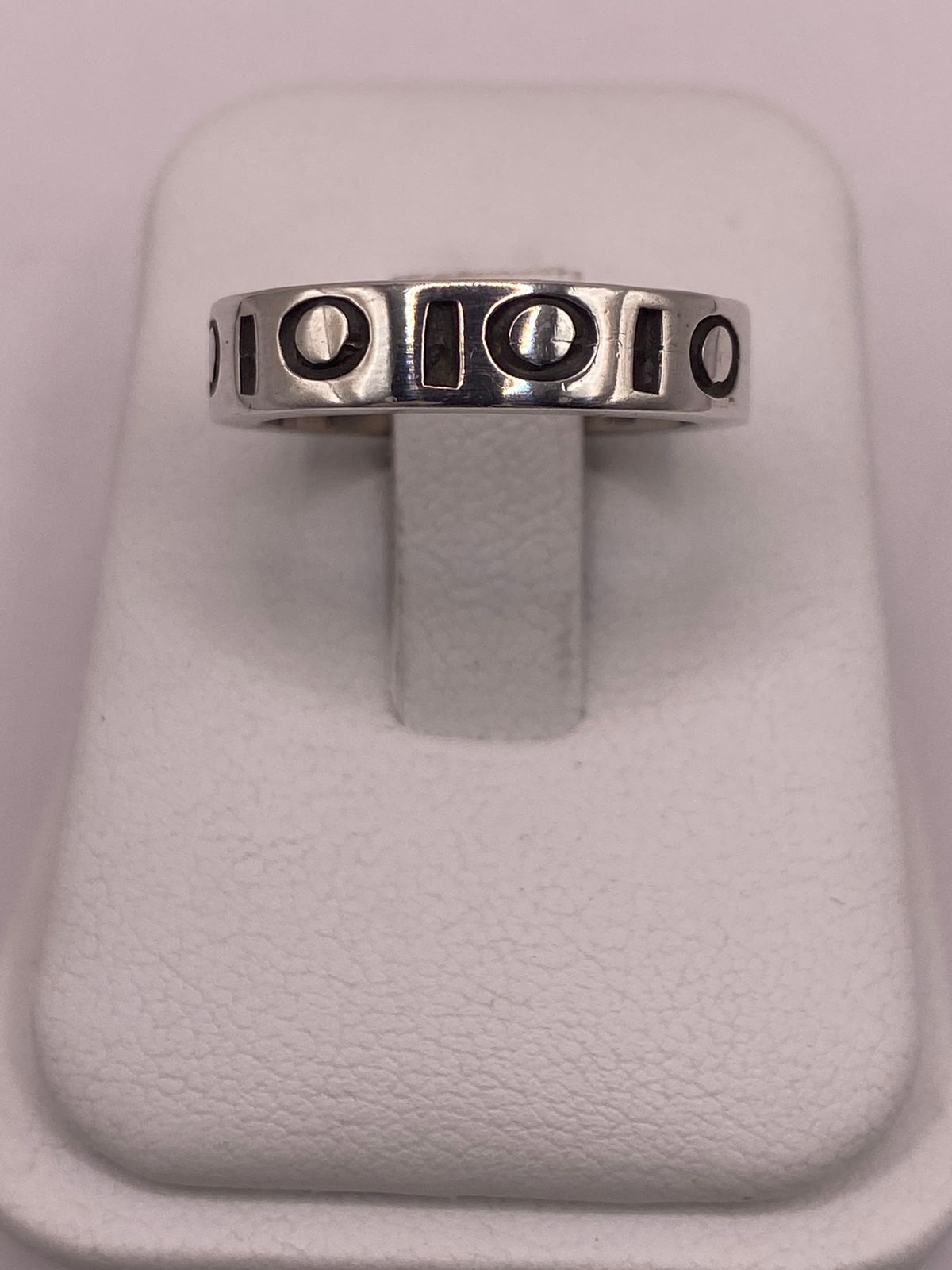 Anillo de Plata 925  con Diseño Geométrico y Detalles Circulares