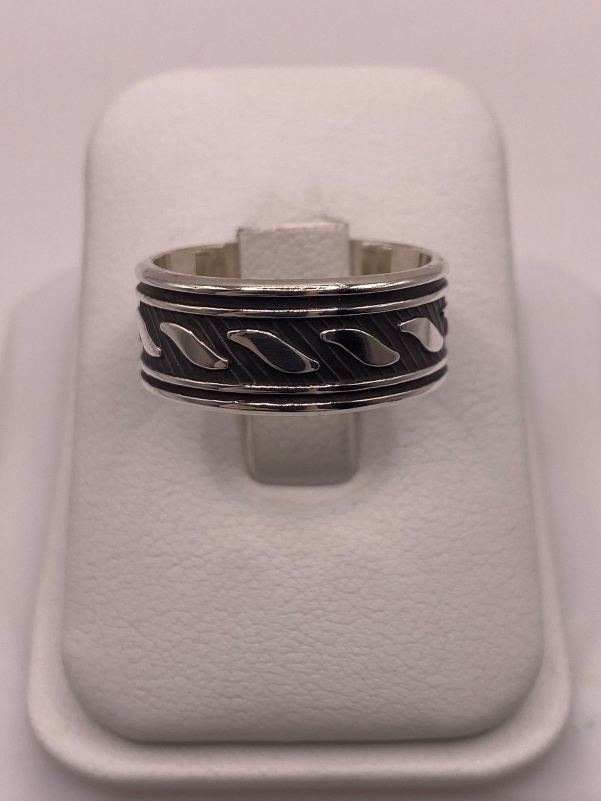 Anillo de Plata 925  con Diseño Grabado y Detalles Oscuros