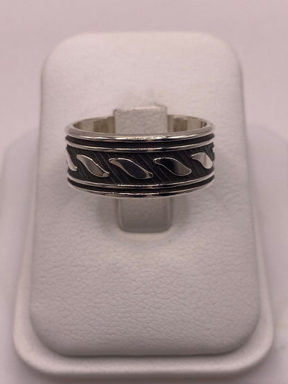 Anillo de Plata 925 con Diseño Grabado y Detalles Oscuros — vista lateral