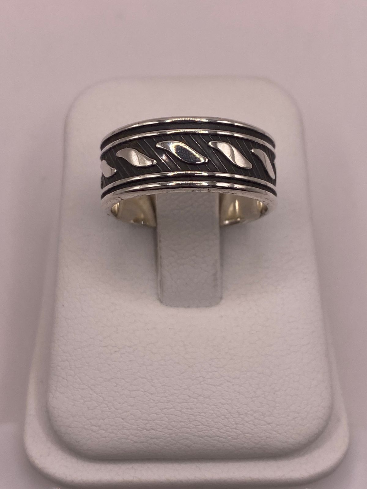 Anillo de Plata 925  con Diseño Grabado y Detalles Oscuros