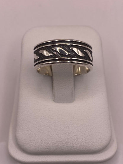 Anillo de Plata 925 con Diseño Grabado y Detalles Oscuros, vista frontal