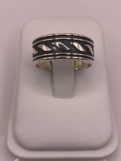 Anillo de Plata 925 con Diseño Grabado y Detalles Oscuros, vista lateral