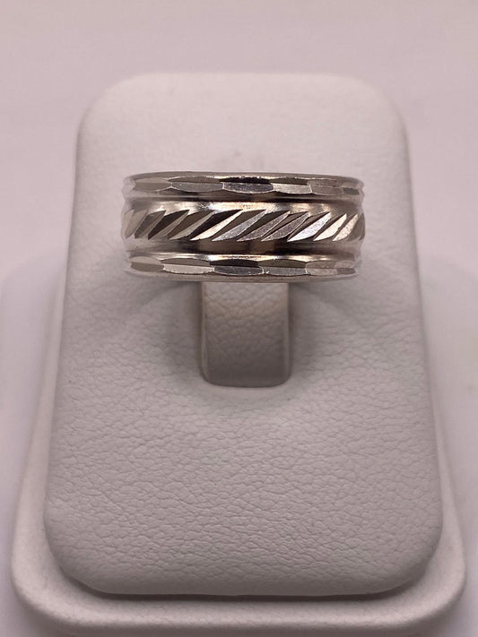 Anillo de Plata 925  con Diseño Texturizado en Espiral y Bordes Facetados
