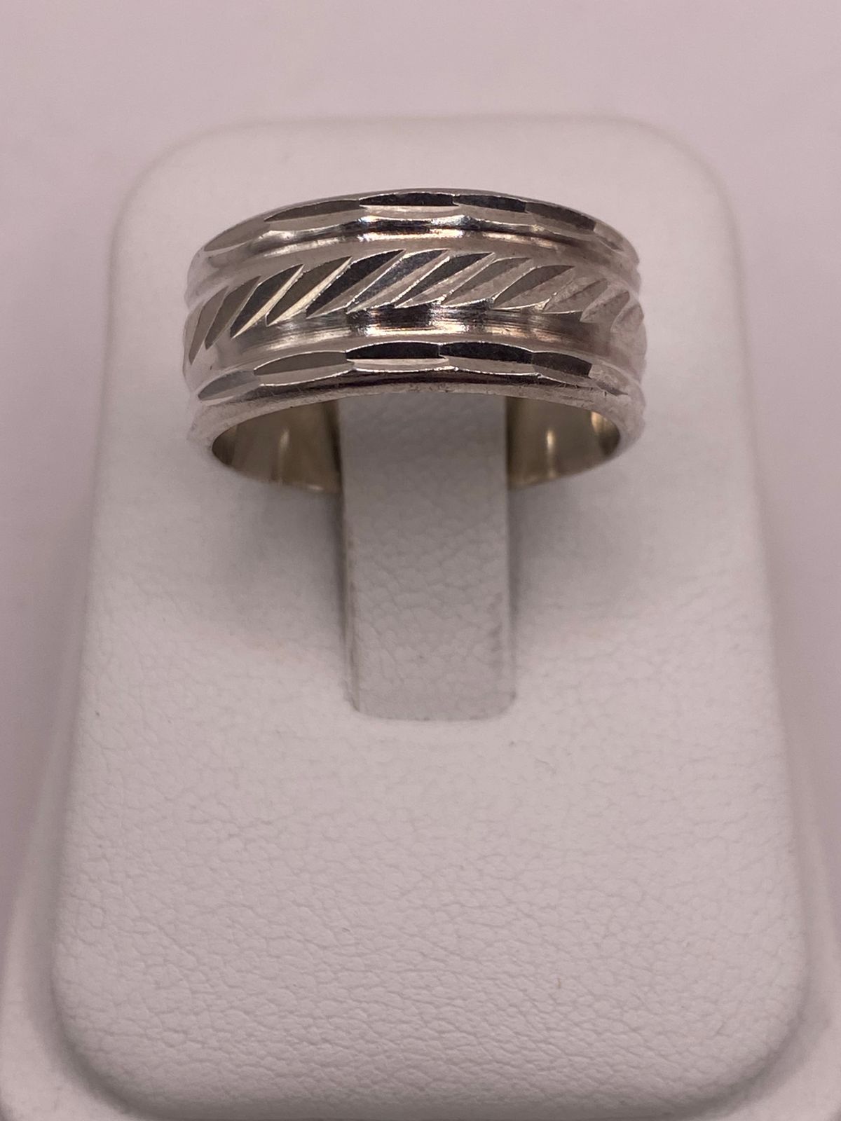 Anillo de Plata 925  con Diseño Texturizado en Espiral y Bordes Facetados