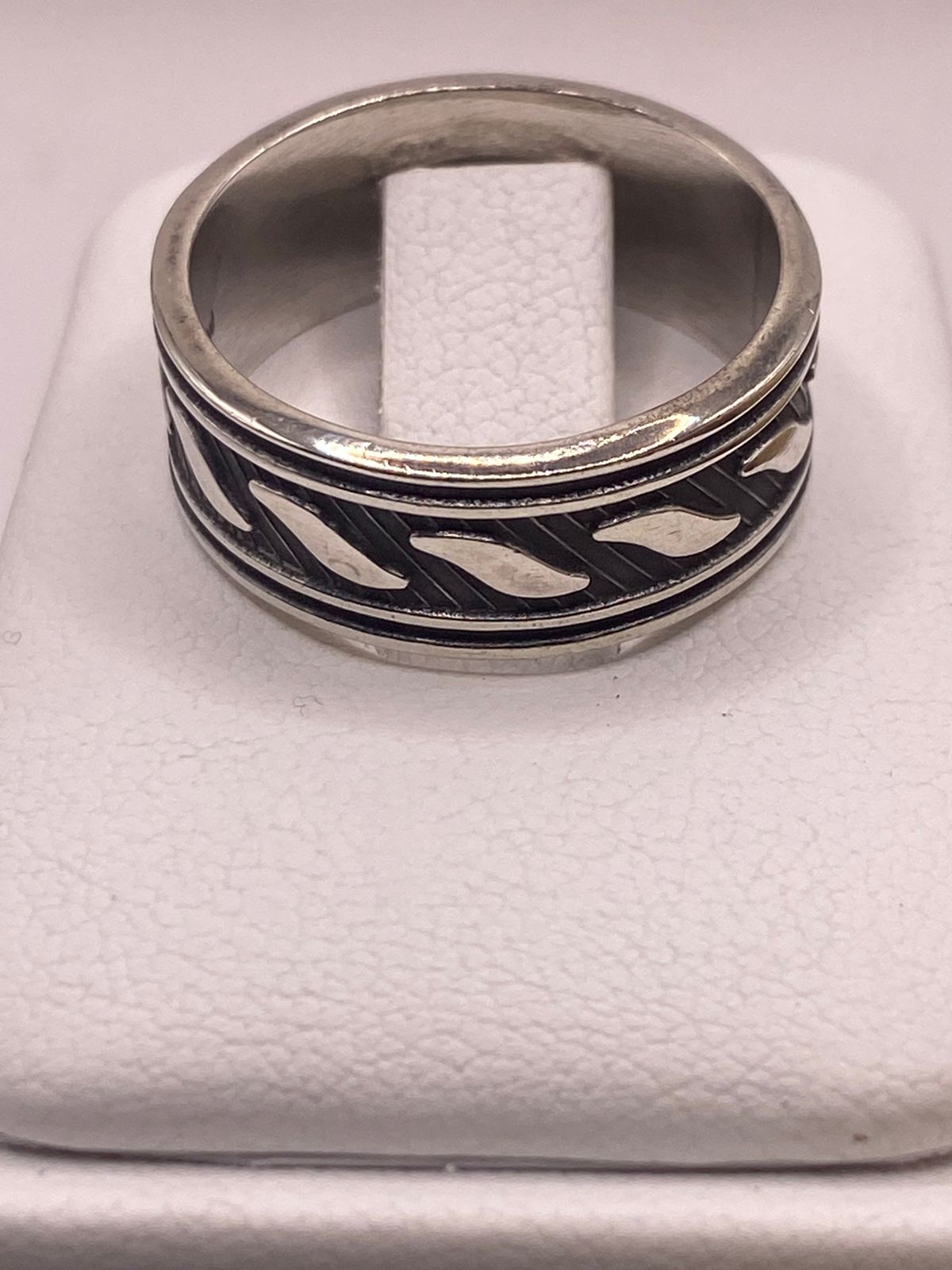 Anillo de Plata 925 con Diseño Texturizado y Detalles Curvos – Acabado Oxidado