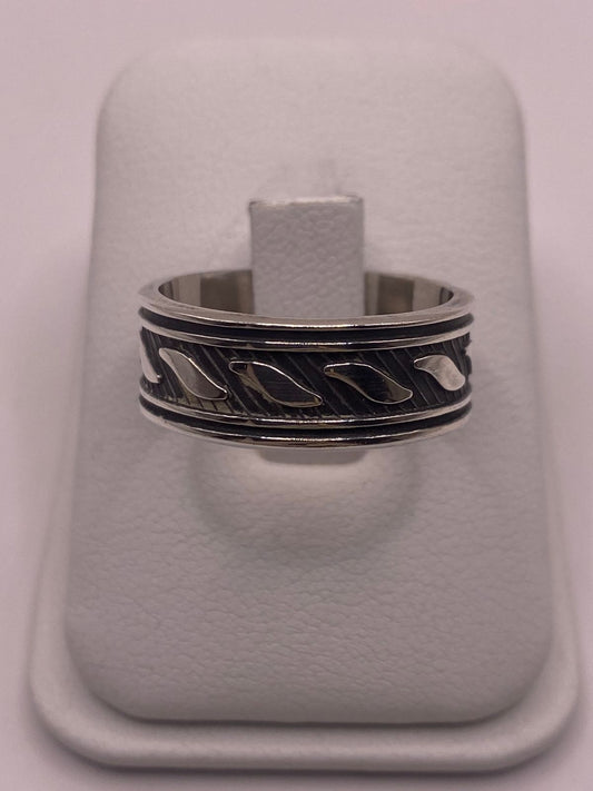 Anillo de Plata 925  con Diseño Texturizado y Detalles Curvos – Acabado Oxidado