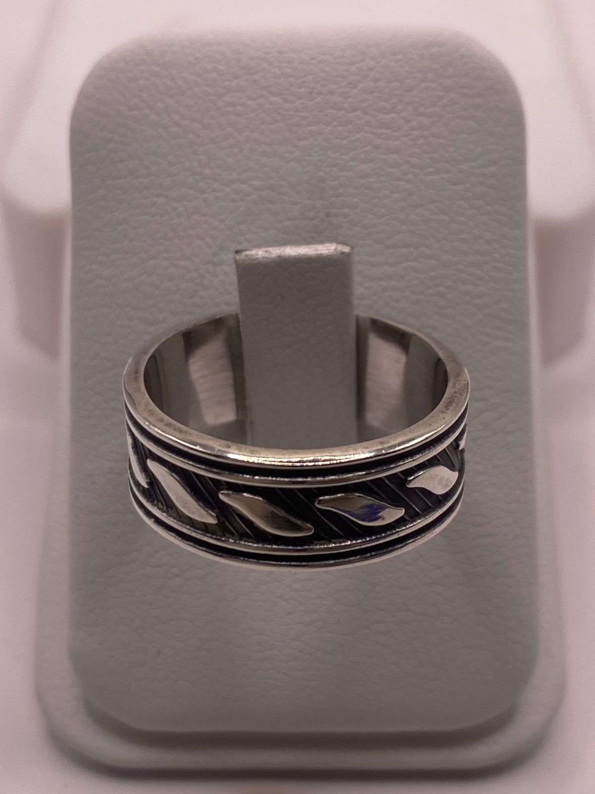 Anillo de Plata 925 con Diseño Texturizado y Detalles Curvos – Acabado Oxidado