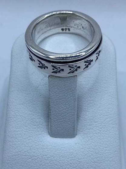 Sello .925 en el interior de anillo giratorio con flechas grabadas, plata artesanal hecha en Taxco México