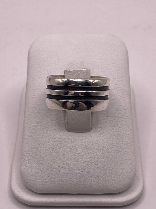 Anillo de Plata 925  con Diseño de Líneas Paralelas y Detalles Oscuros