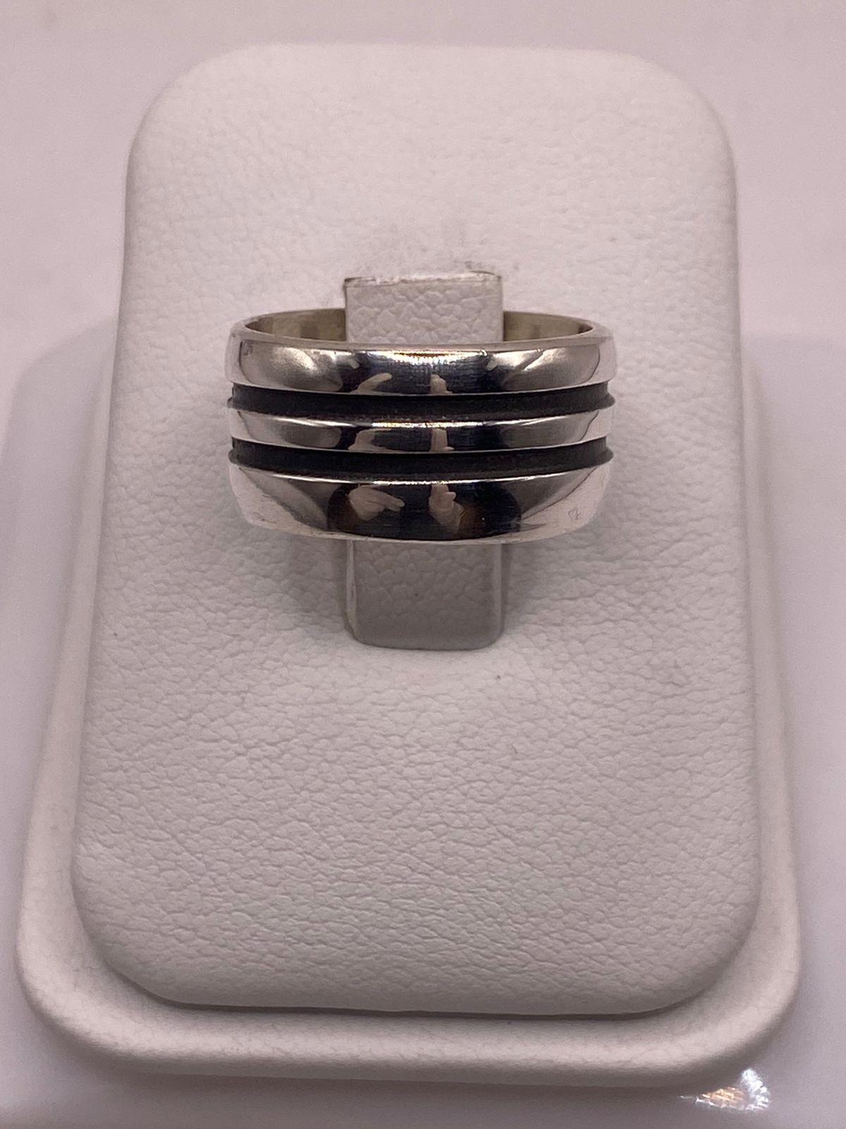 Anillo de Plata 925  con Diseño de Líneas Paralelas y Detalles Oscuros