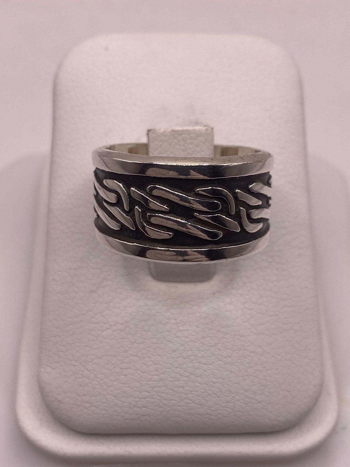 Anillo de Plata 925 con Grabado Abstracto en Relieve y Fondo Oscuro
