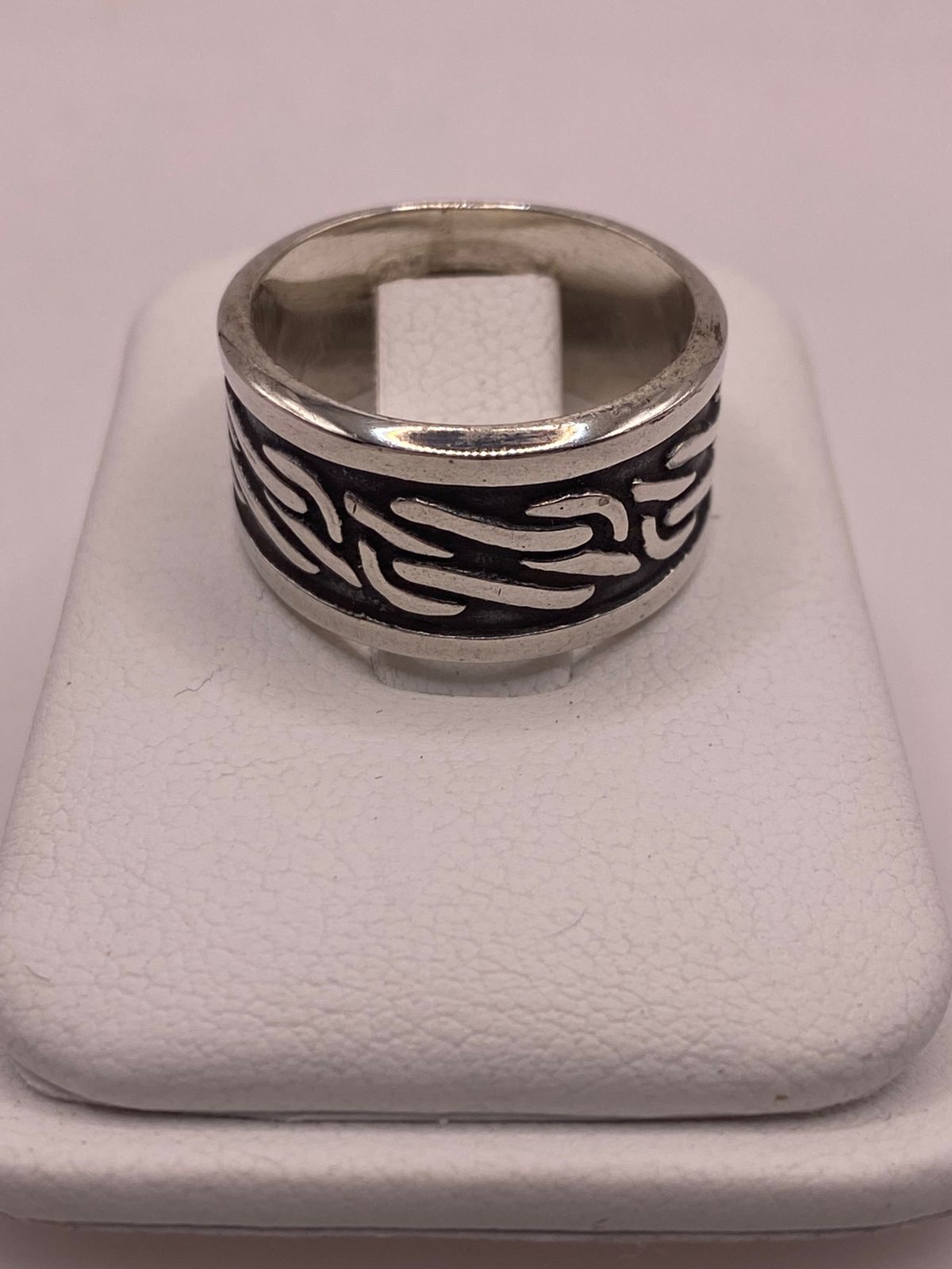 Anillo de Plata 925 con Grabado Abstracto en Relieve y Fondo Oscuro