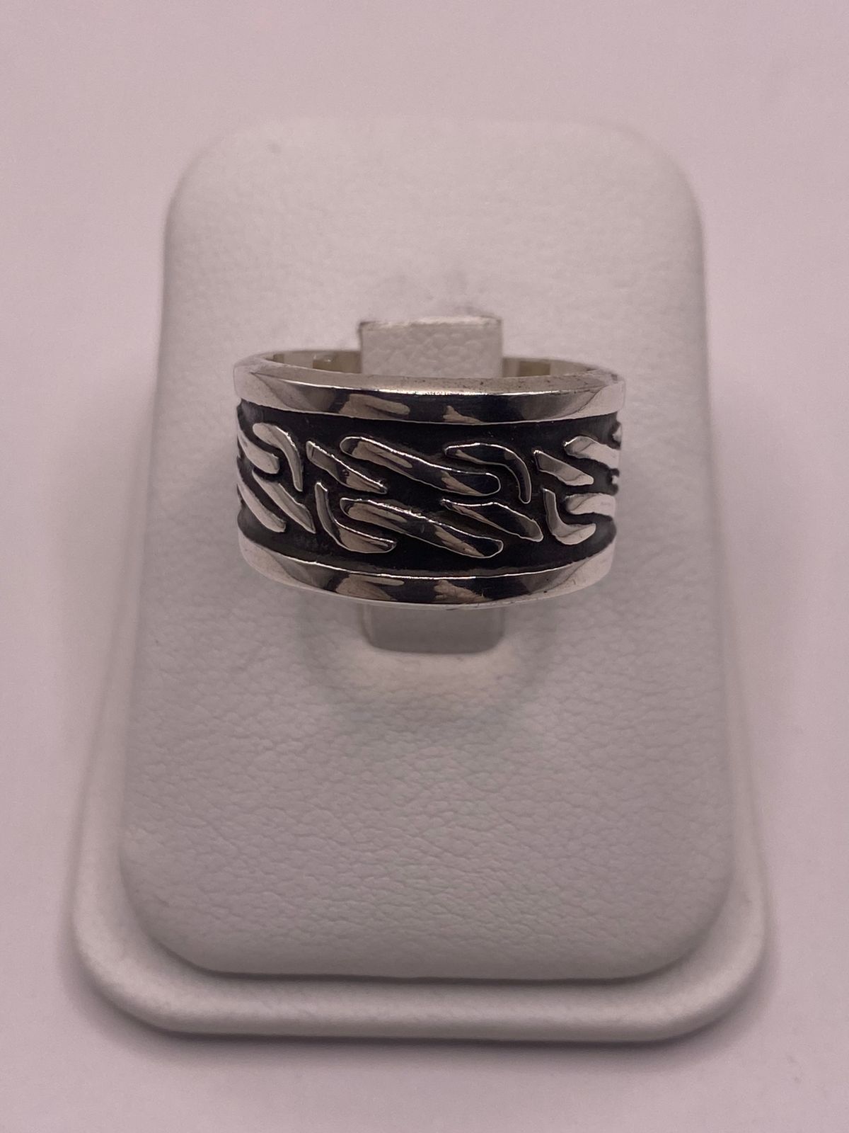 Anillo de Plata 925 con Grabado Abstracto en Relieve y Fondo Oscuro