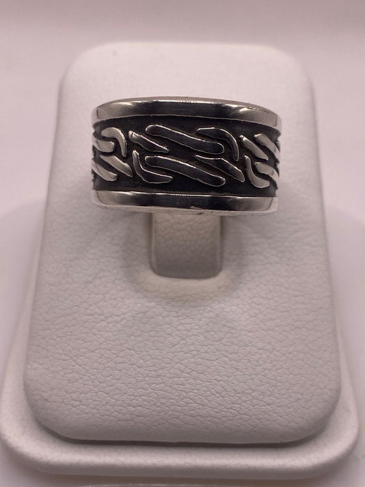 Anillo de Plata 925  con Grabado Abstracto en Relieve y Fondo Oscuro