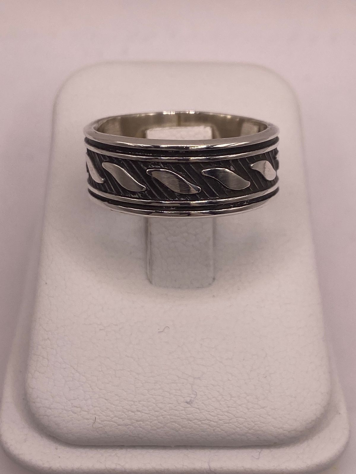 Anillo de Plata 925 con Grabado Geométrico Inclinado y Fondo Oscuro