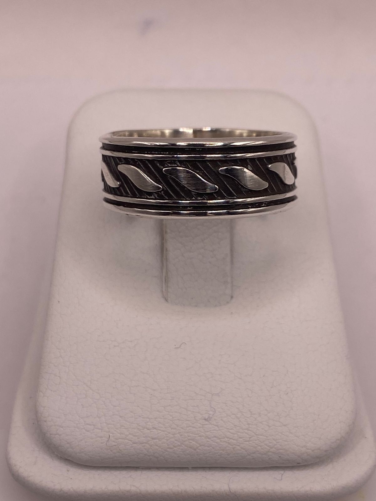 Anillo de Plata 925 con Grabado Geométrico Inclinado y Fondo Oscuro